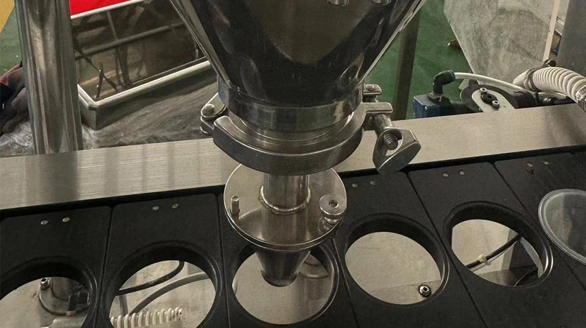 Máquina de enchimento e selagem de cápsula de café linear de fileira única CF30